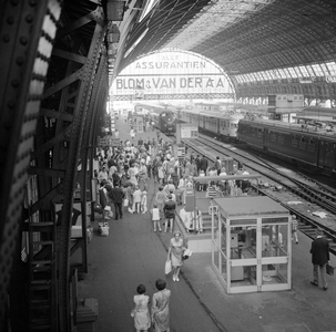 883105 Afbeelding van drukte op het eerste perron van het N.S.-station Amsterdam C.S. te Amsterdam.